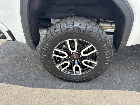 Used 2022 GMC Sierra 1500 AT4 w/ AT4 Premium Package AWD/4WD image 18