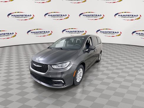 Used 2023 Chrysler Pacifica Touring-L FWD image 4