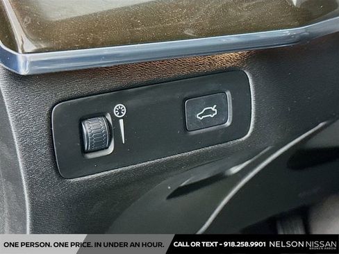 Used 2017 Volvo XC90 T6 Momentum w/ Vision Package image 10