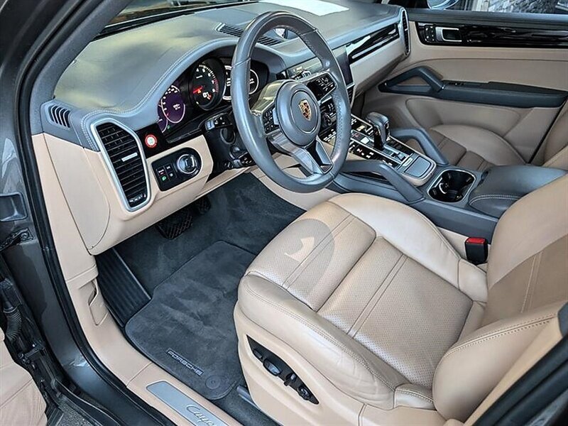 Used 2023 Porsche Cayenne w/ Premium Package AWD/4WD image 2