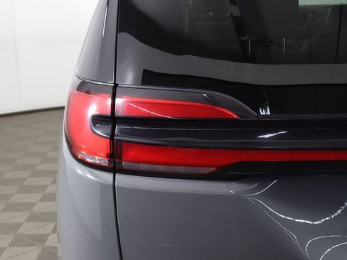 Used 2023 Chrysler Pacifica Limited FWD image 19