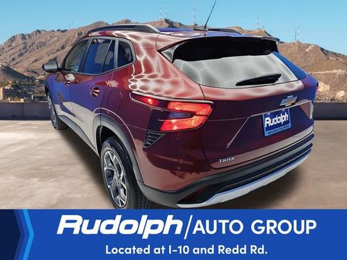 Used 2025 Chevrolet Trax LT FWD image 3