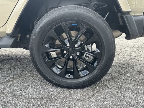 Used 2022 Jeep Wrangler Unlimited Sahara w/ Cold Weather Group image 20