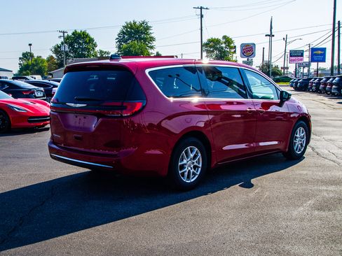 Used 2024 Chrysler Pacifica Touring-L FWD image 7