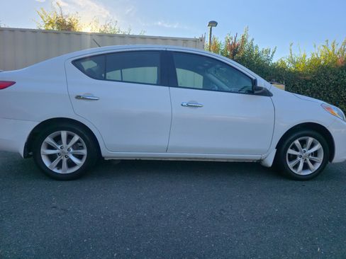 Used 2014 Nissan Versa w/ Tech Package FWD image 4