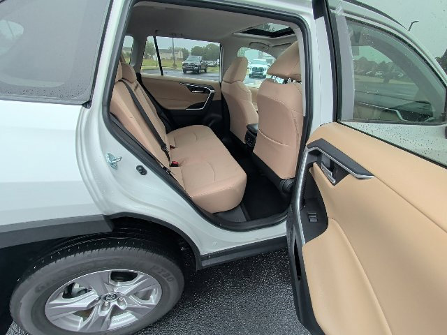 Used 2025 Toyota RAV4 XLE w/ Convenience Package FWD image 4