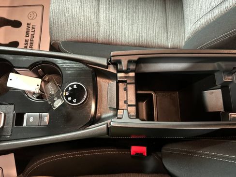 Used 2023 Nissan Rogue SV AWD/4WD image 19