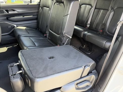 Used 2024 Jeep Wagoneer Series II w/ Flexible Seating Group RWD image 24