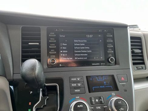 Used 2018 Toyota Sienna LE image 45