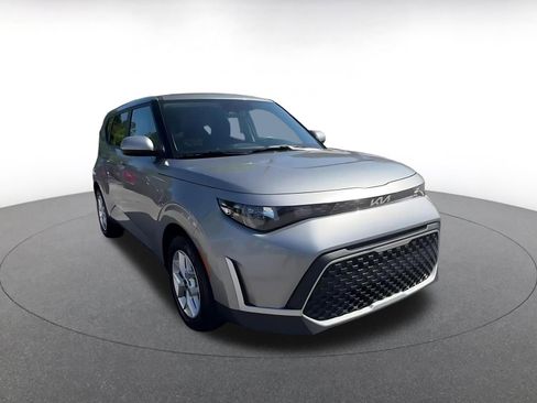 Used 2025 Kia Soul LX w/ LX Technology Package FWD image 3