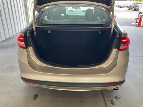 Used 2018 Ford Fusion SE FWD image 16