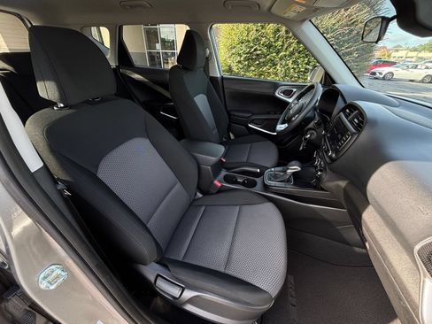 Used 2025 Kia Soul LX w/ LX Technology Package FWD image 34