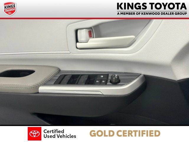 Used 2025 Toyota Sienna LE AWD/4WD image 29