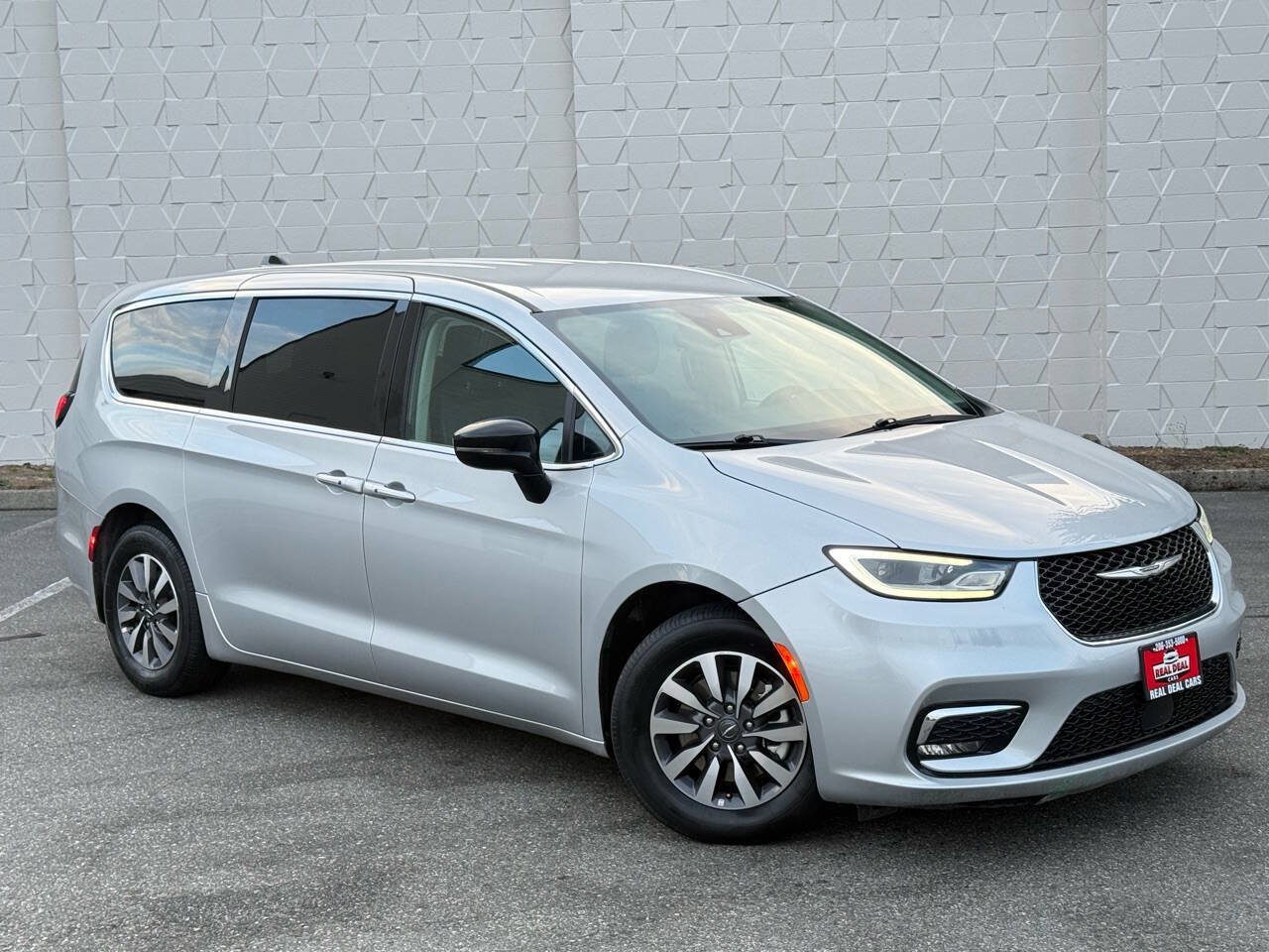 Used 2024 Chrysler Pacifica Limited FWD image 3