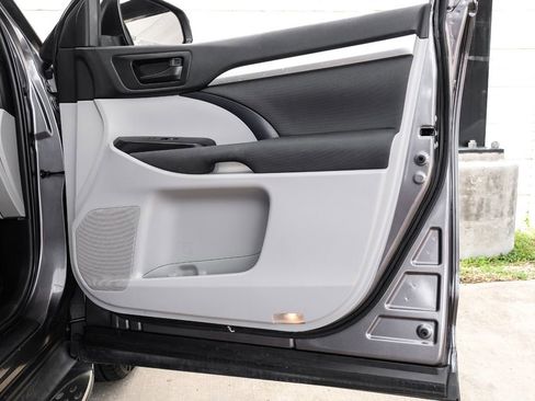 Used 2019 Toyota Highlander LE FWD image 45