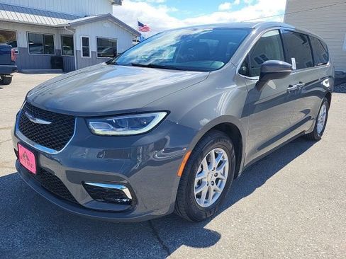 Used 2023 Chrysler Pacifica Touring-L FWD image 27