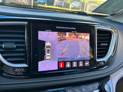 Used 2023 Chrysler Pacifica Touring-L image 23