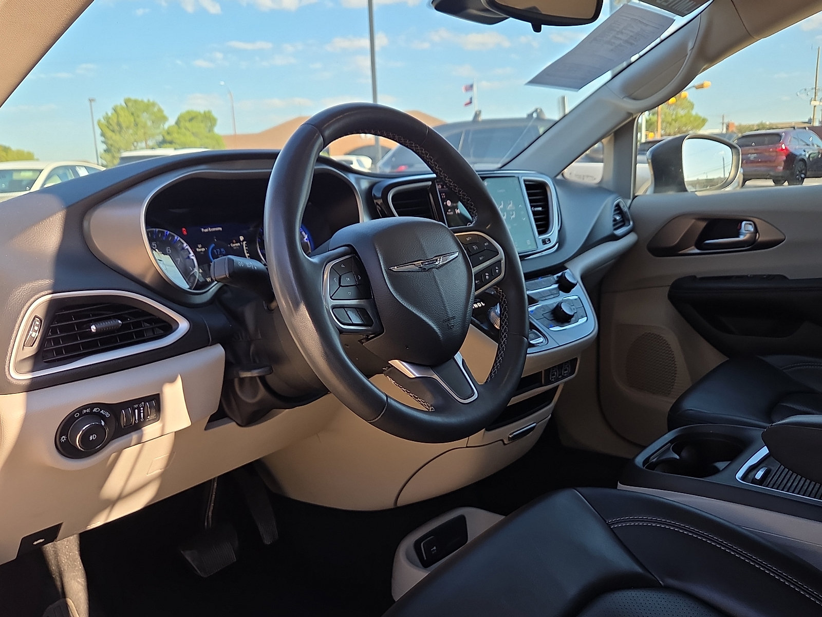 Used 2023 Chrysler Pacifica Touring-L FWD image 9