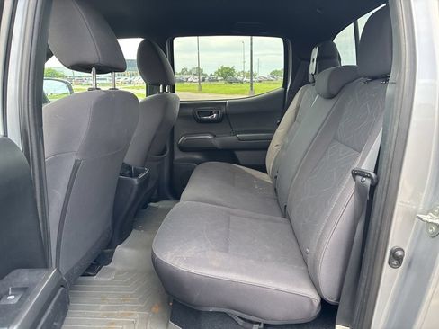 Used 2017 Toyota Tacoma TRD Sport AWD/4WD image 10