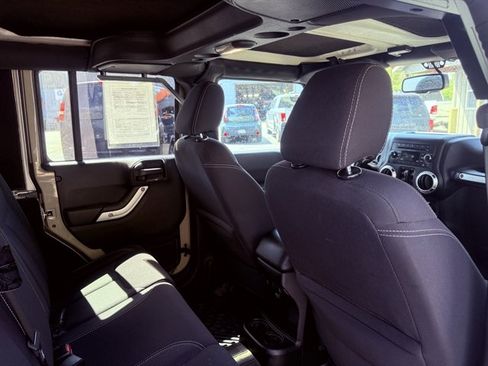 Used 2017 Jeep Wrangler Unlimited Sahara w/ Connectivity Group AWD/4WD image 35