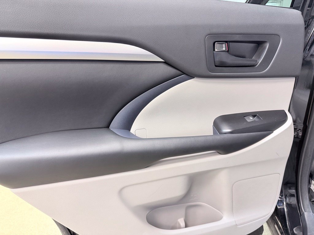 Used 2018 Toyota Highlander Plus AWD/4WD image 17
