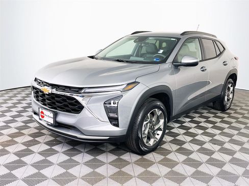 Used 2026 Chevrolet Trax LT FWD image 3