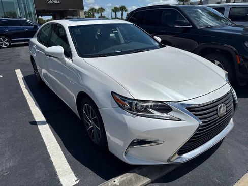 Used 2018 Lexus ES 350 w/ Luxury Package w/Wood Trim FWD image 3