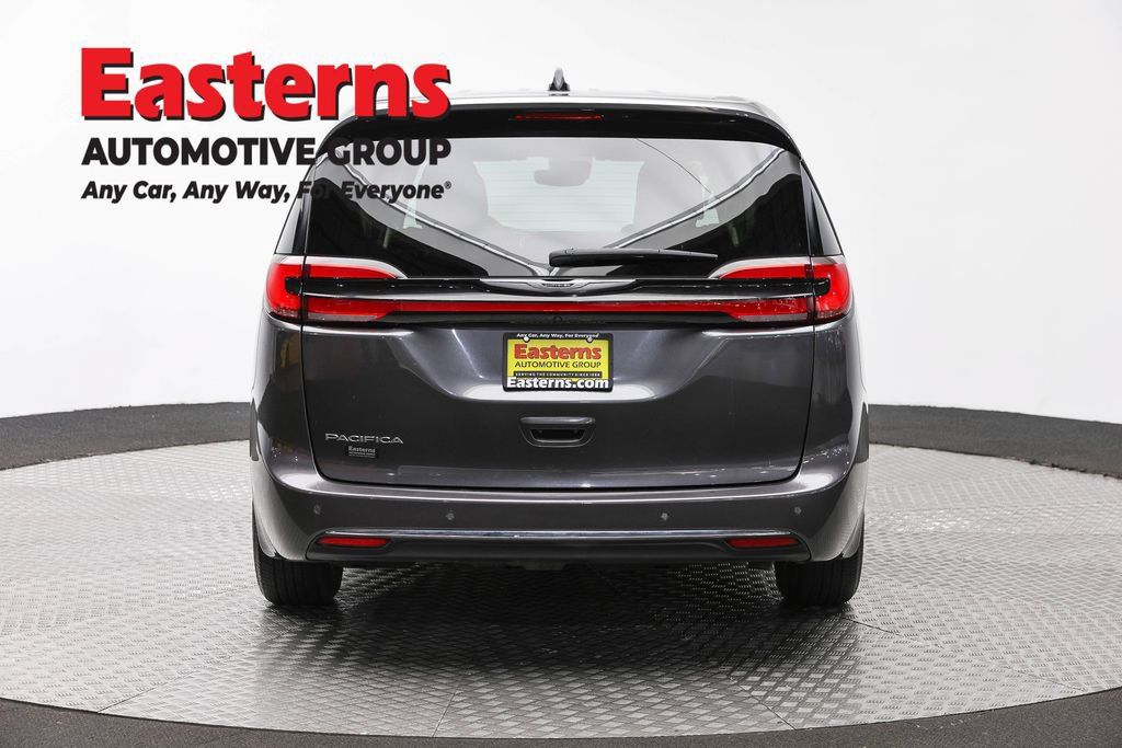 Used 2023 Chrysler Pacifica Touring-L FWD image 8