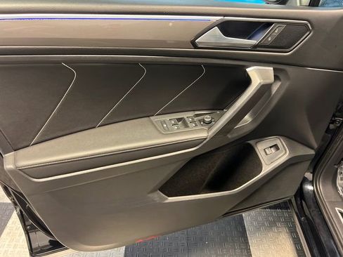 Certified 2022 Volkswagen Tiguan SE R-Line FWD image 8