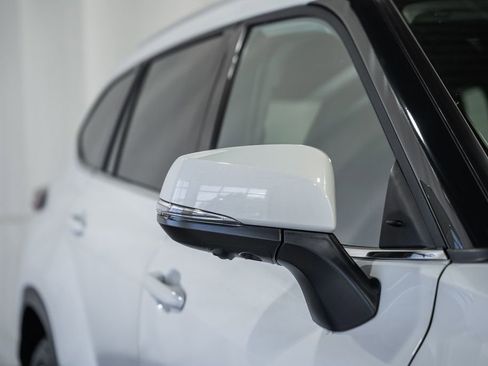 New 2026 Toyota Highlander Platinum image 16