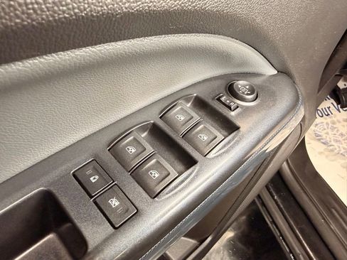 Used 2021 Chevrolet Colorado Z71 AWD/4WD image 3