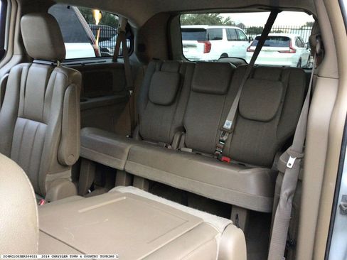 Used 2014 Chrysler Town & Country Touring-L w/ Driver Convenience Group image 15