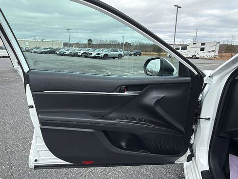 Used 2022 Toyota Camry SE image 25