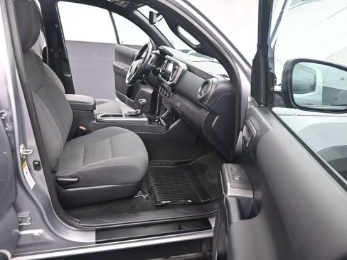 Used 2017 Toyota Tacoma TRD Off-Road w/ Premium & Technology Package AWD/4WD image 23