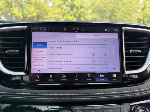 Used 2025 Chrysler Pacifica Limited FWD image 47