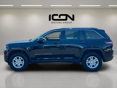 Used 2023 Jeep Grand Cherokee Laredo AWD/4WD image 2