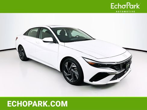 Used 2025 Hyundai Elantra SEL FWD image 1