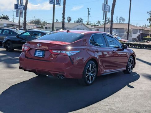 Used 2020 Toyota Camry image 10