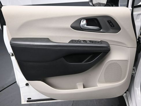 Used 2024 Chrysler Pacifica Touring-L image 23