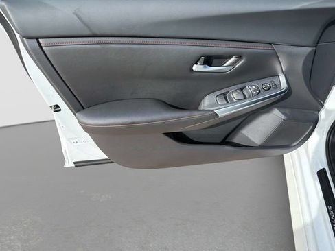 Used 2025 Nissan Sentra SR FWD image 14