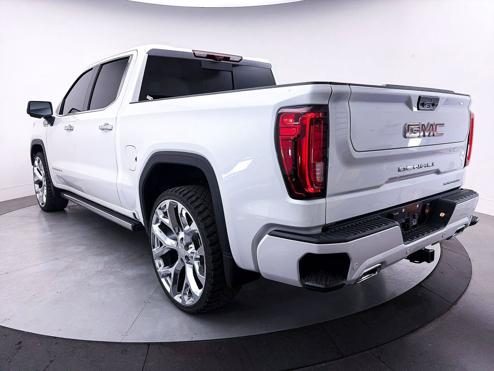Used 2025 GMC Sierra 1500 Denali AWD/4WD image 19