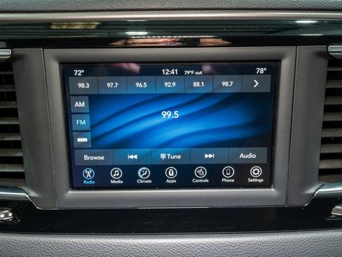 Used 2020 Chrysler Pacifica Touring-L image 15