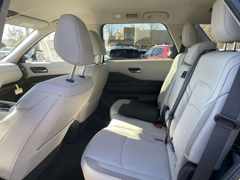 New 2026 Nissan Pathfinder SL image 10