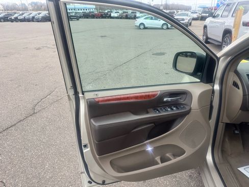 Used 2014 Chrysler Town & Country Touring image 14