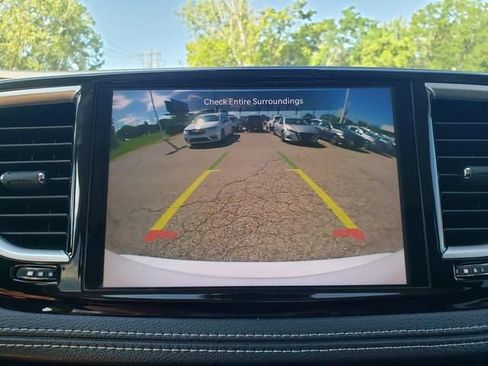 Used 2024 Chrysler Pacifica Touring-L FWD image 23