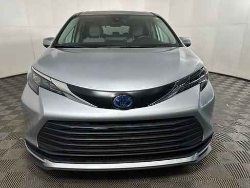 Used 2024 Toyota Sienna LE image 8