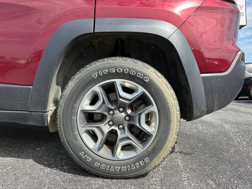 Used 2019 Jeep Cherokee Trailhawk w/ Cold Weather Group AWD/4WD image 25