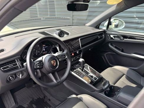 Certified 2025 Porsche Macan AWD/4WD image 4