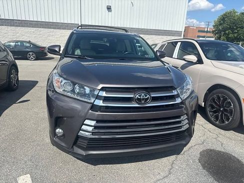 Used 2018 Toyota Highlander Limited AWD/4WD image 4