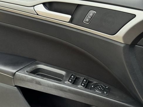 Used 2020 Ford Fusion SE image 26
